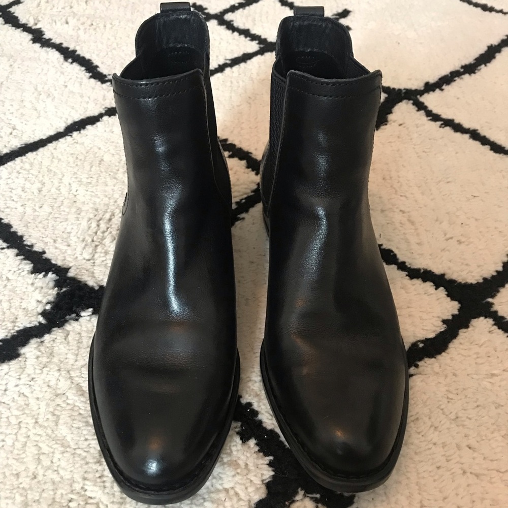 Born Casco Leather Chelsea Boots